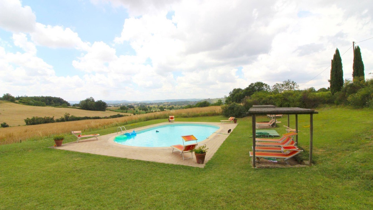 Foiano della Chiana Apartment | A typical brick farmhouse located in the heart of Valdichiana, not far from Pozzo della Chiana, insi