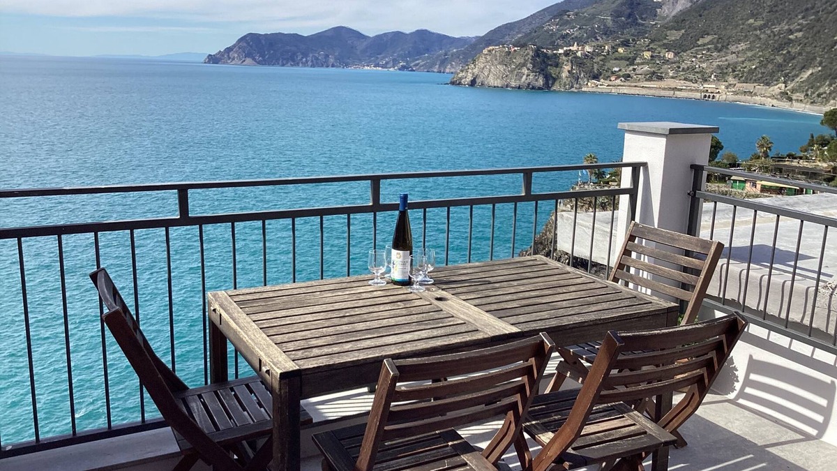 Manarola House | A typical Ligurian house in MANAROLA with roof terrace, sea views and AC.