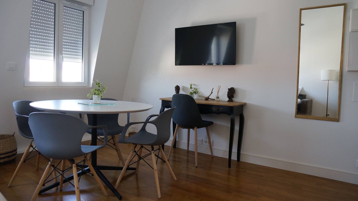 Bezons Apartment | A unique loft at the gateway to Paris*wifi*private parking*garden* tramway