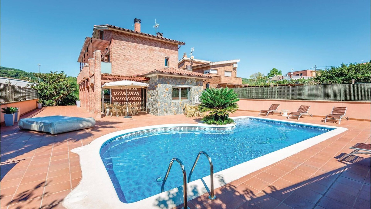 Viladecavalls House | A vacation home in a class of its own for discerning guests.