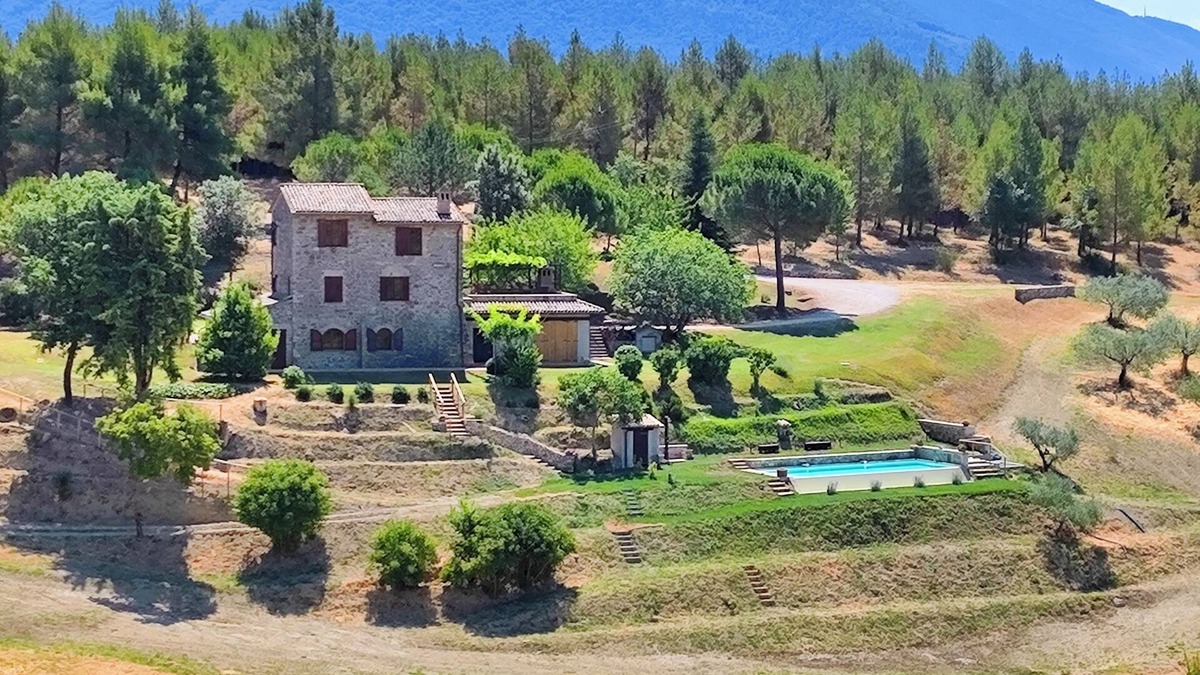 Assisi Villa | A vacation in a villa with spectacular swimming pool in a large exclusive park.