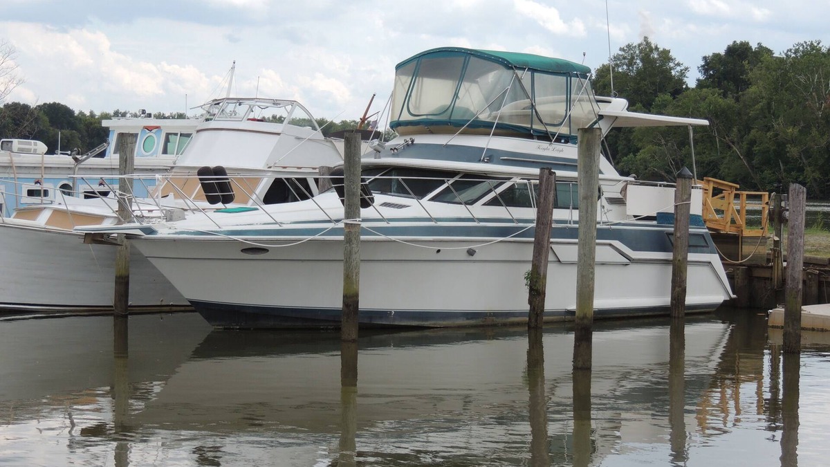 Ampthill Boat Rental | A VERY NICE 43' YACHT WITH LONG RIVER VIEWS AND ONSITE RIVERSIDE DINING