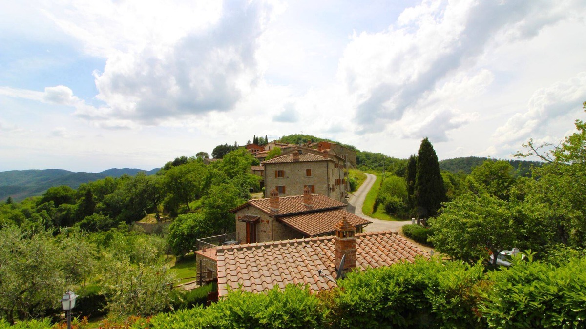 Pieve al Bagnoro Villa | A very old small stone hamlet set in a panoramic position a few km from the city of Arezzo. Endowed