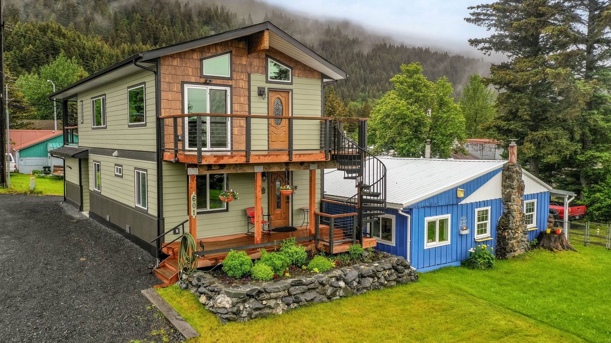 Seward House | A-ViewnnCome stay with us in fall, winter and spring.