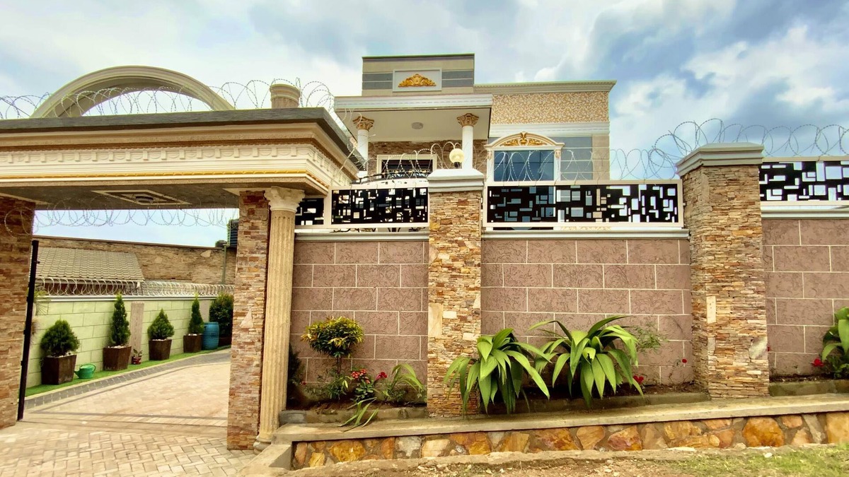 Kampala Villa | A warm 4 bedroom home, Nestled in the heart of serene quiet away from the city.