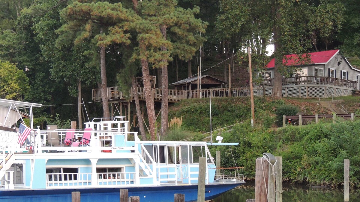 Ampthill Boat Rental | A Warm and Cozy 50' Houseboat in gated, quaint and peaceful marina near the city