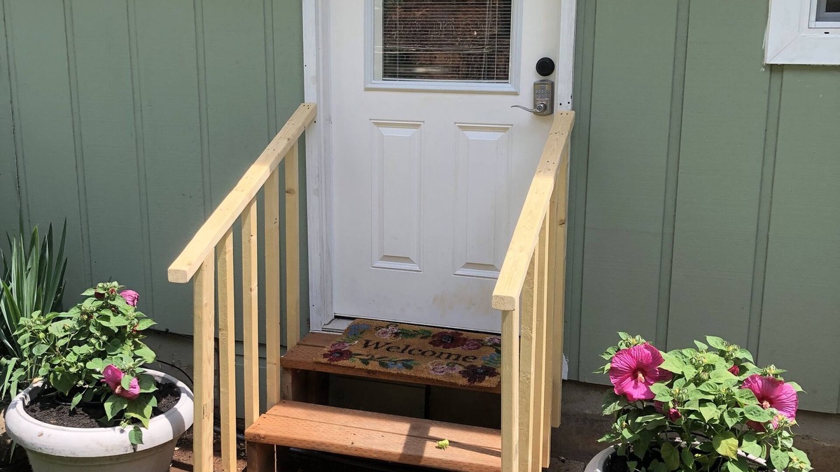 Veneta Apartment | A waterfall, bountiful gardens and the sound of birds, fenced and pet friendly!