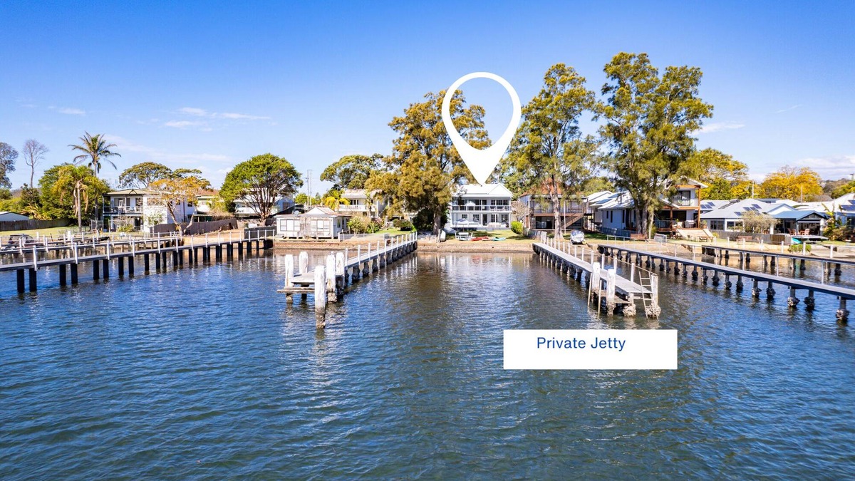 Woy Woy House | A waterfront retreat with private jetty and games room (Pet friendly!)