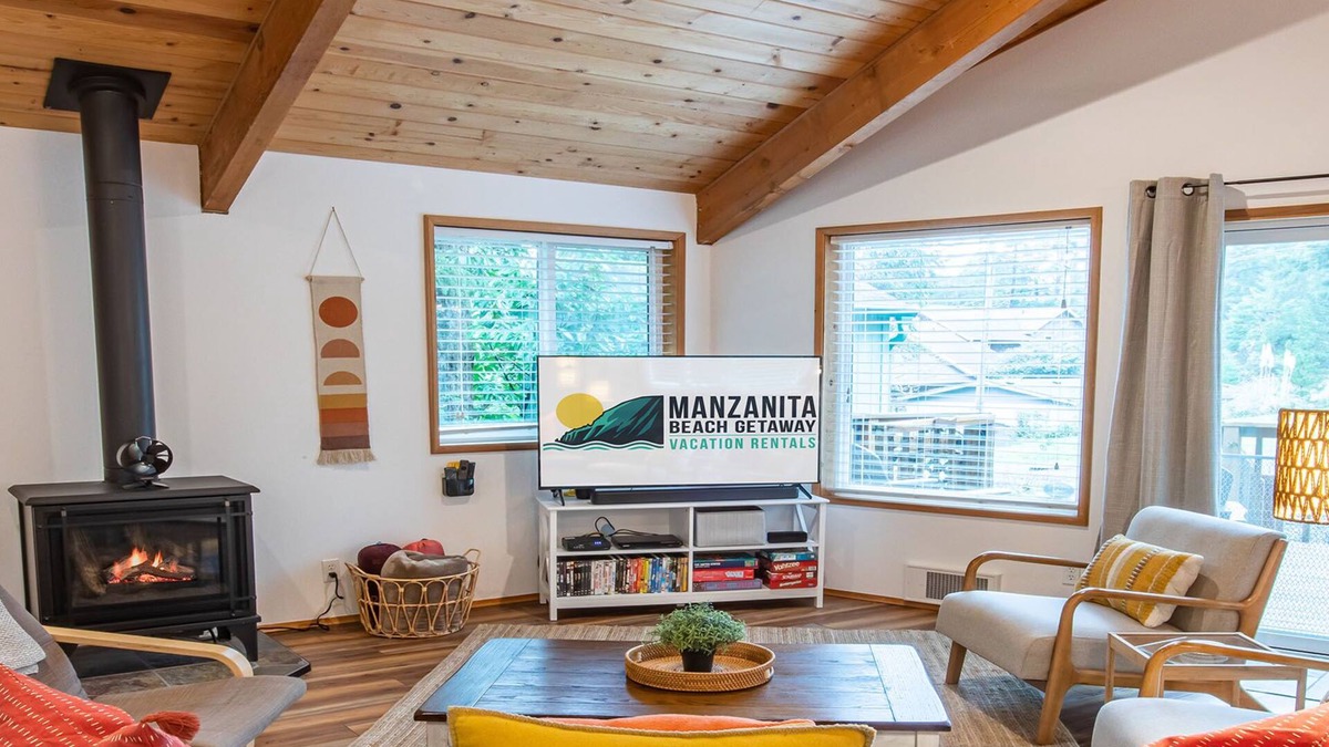 Manzanita House | A Wave Away, close to the beach, dog friendly, one level!