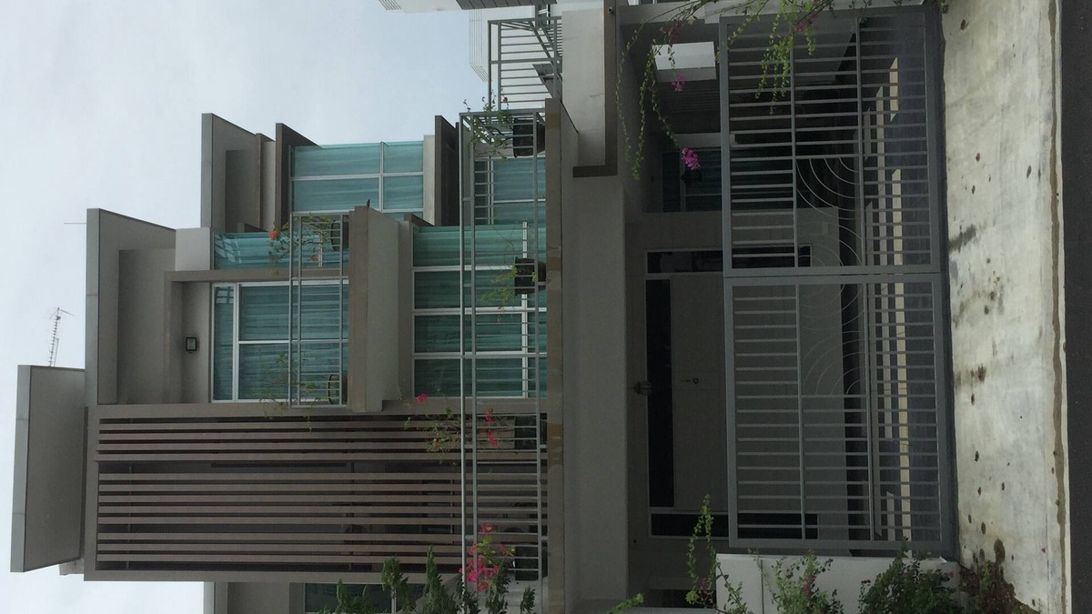 Johor Bahru House | A well-decorated 3-storey house near Malaysia-Singapore border checkpoint.