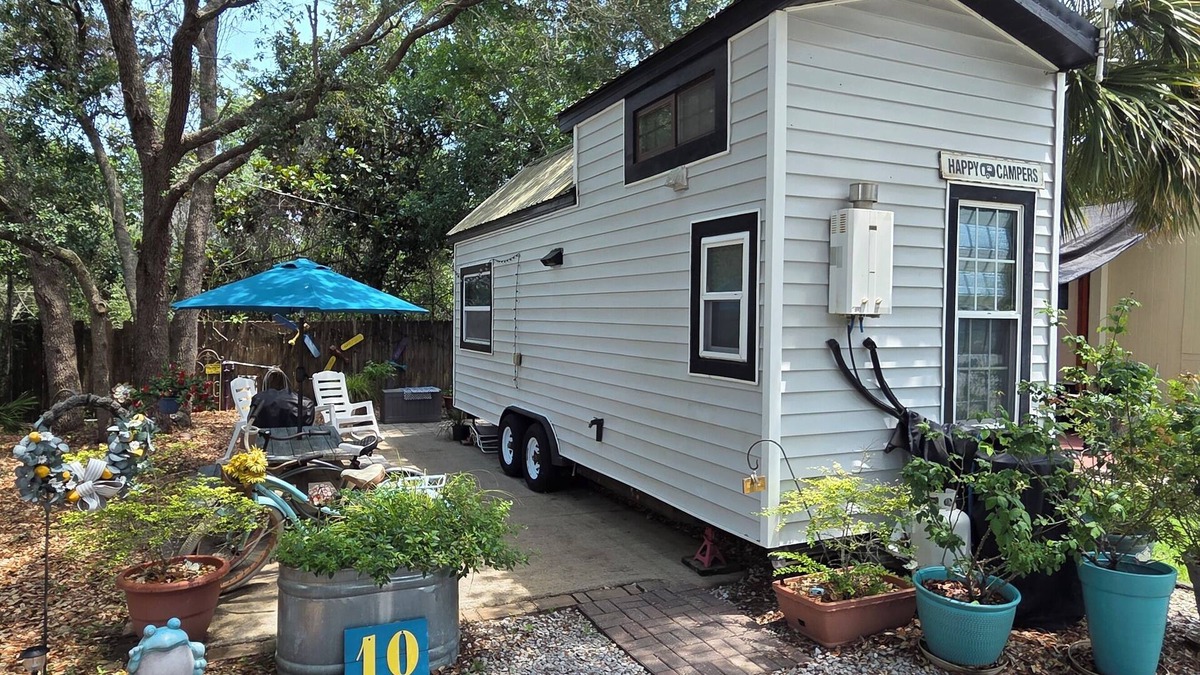 Gulf Breeze Cottage | A whimsical Tiny House, shaded by Oaks and near sugar-sand Beaches and Bay!