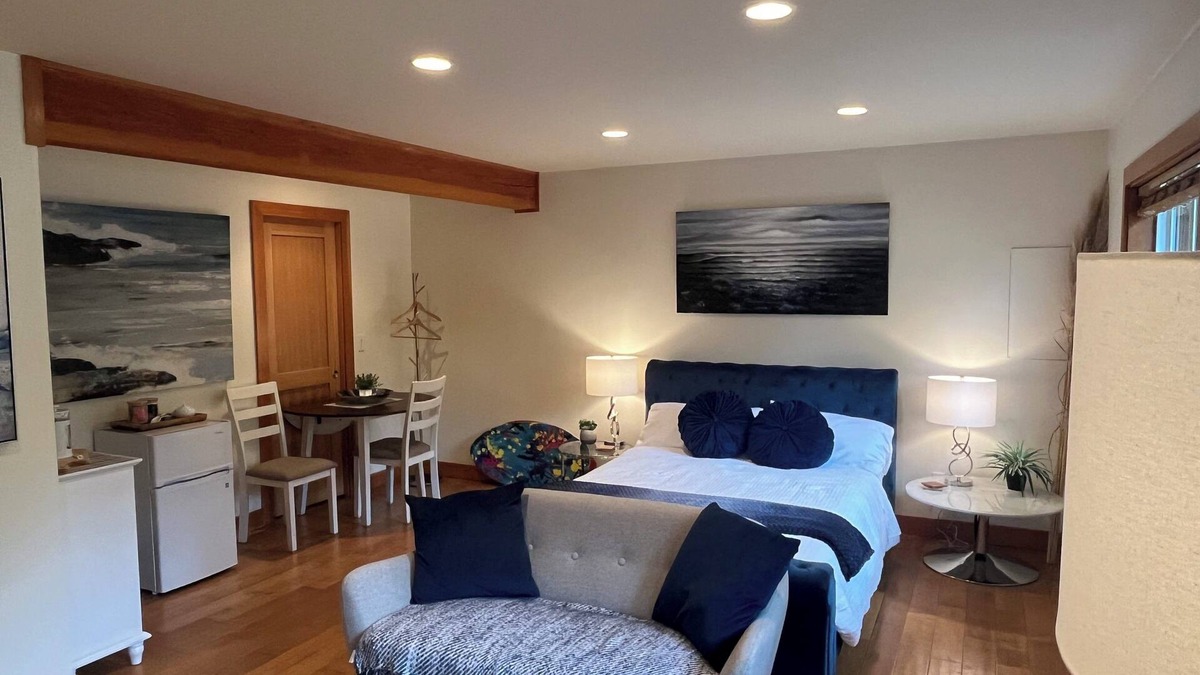 Regional District of Nanaimo House | A Winter Jacuzzi Paradise