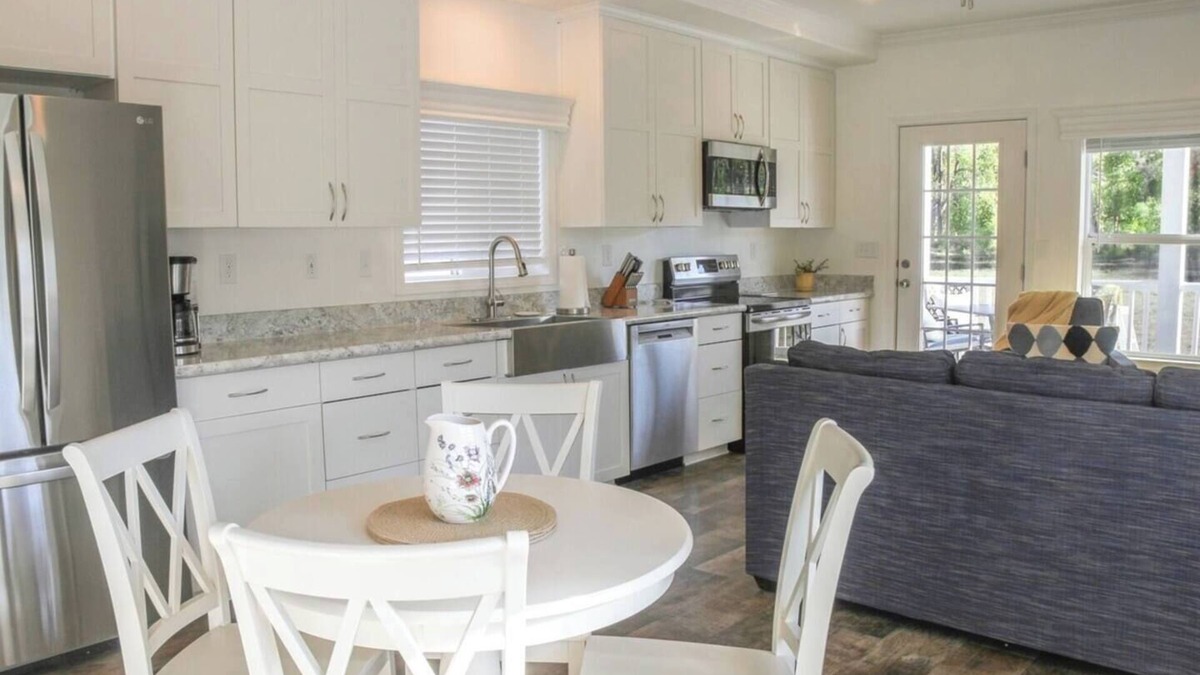 Hermosa Cottage | A wonderful 2 bedroom/2 bath rental (1,000 sq