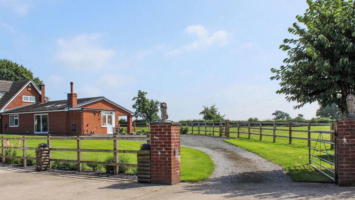 Winsford Cottage | A wonderful single level property set within a working equestrian setting.