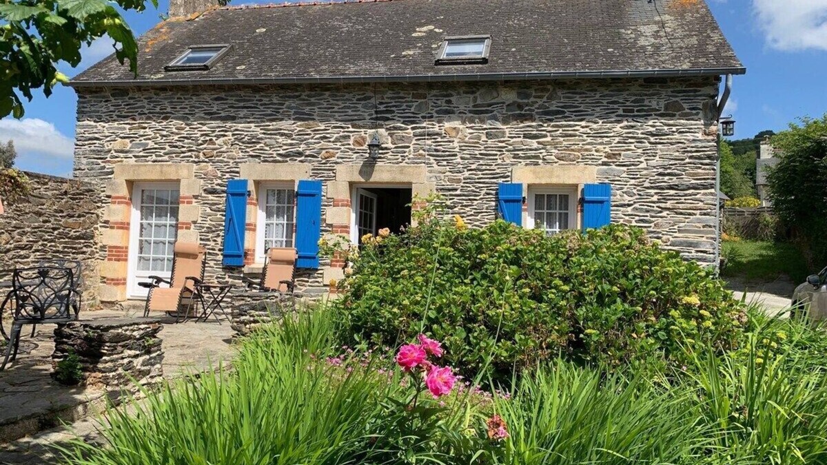 Caurel Cottage | A wonderful stone cottage sleeps up to 5, is set in a quiet lane yet near to shops, lake etc.