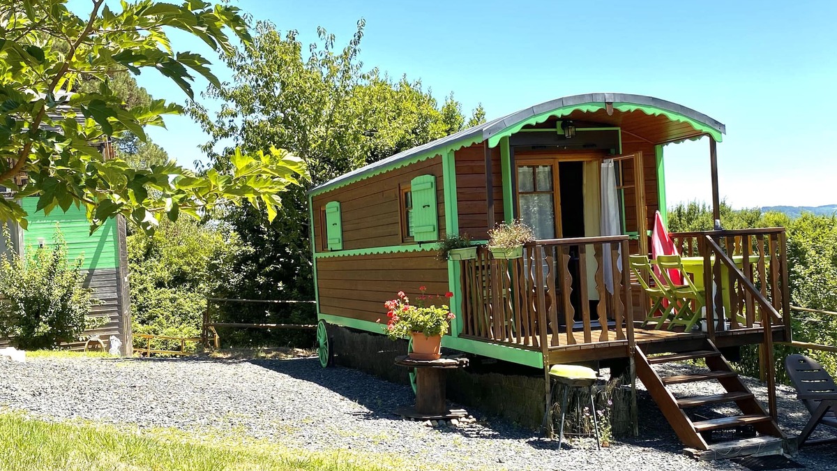 Cublac Ski Chalet | A wooden caravan at Domaine de la Morétie