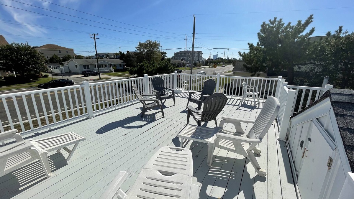 A-Zone House | A-Zone Rancher 1.5 blocks to the Beach and Shark Park!