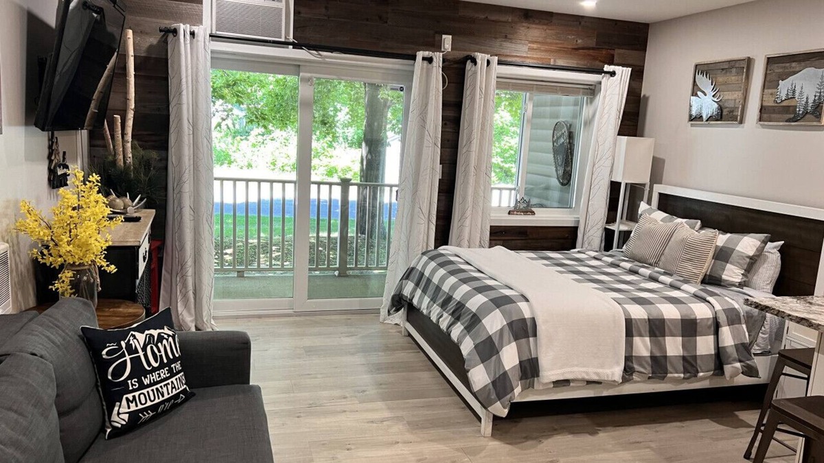 Lincoln Condo | A113 · Relaxing resort Getaway w/Pool & HotTub studio apt