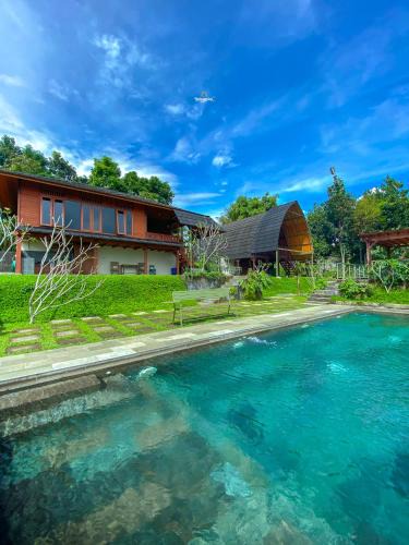 Megamendung Villa | AA 77 by Nginapsini