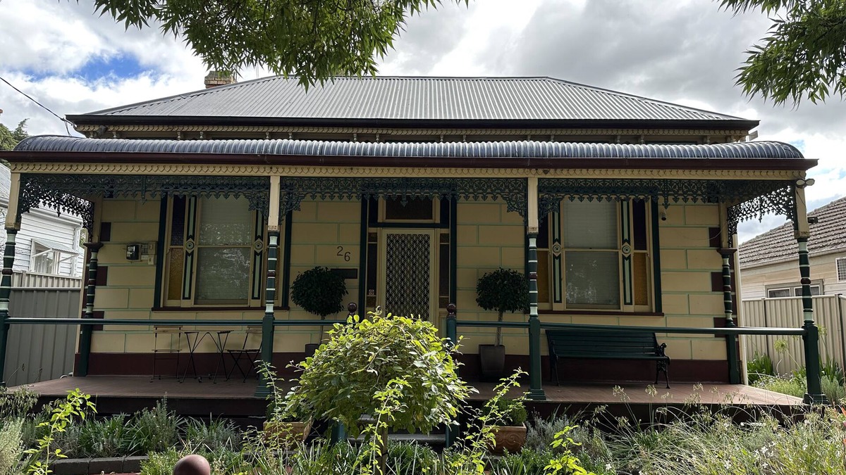North Bendigo House | AAA Yapera on Lucan. Central Bendigo house, Close to all Bendigo venues