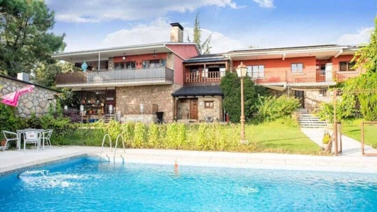Galapagar Cottage | Abantos-the house in Galapagar. Apartment with direct access to the pool and lawn