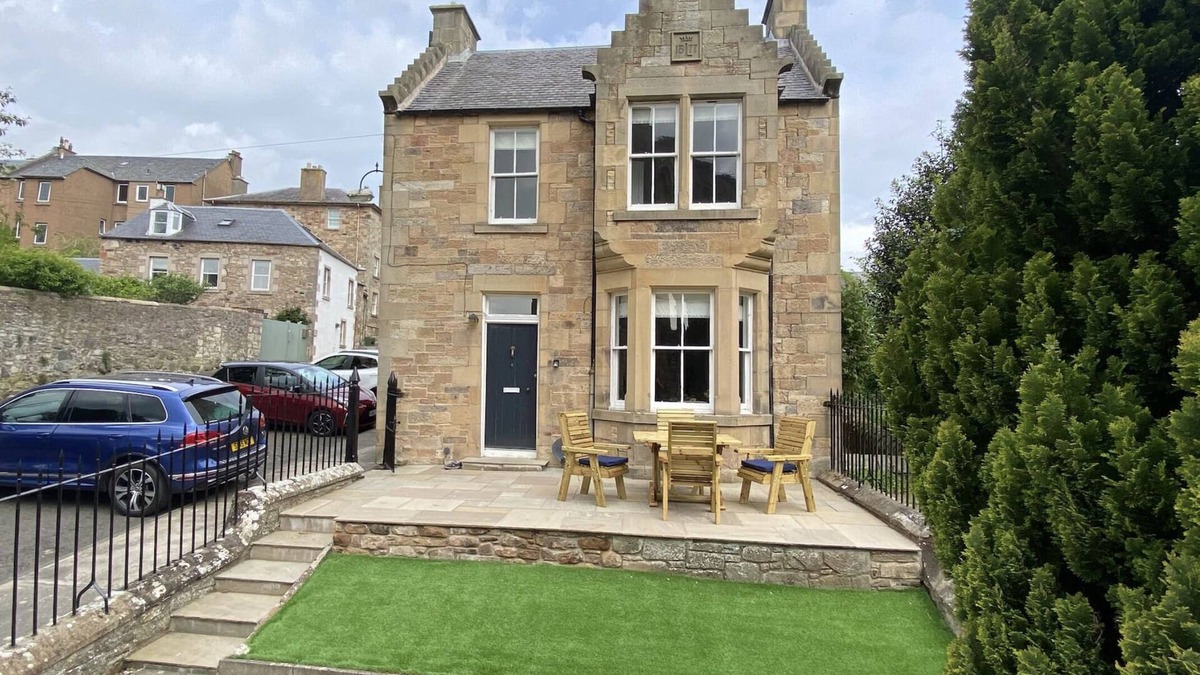 Jedburgh House | Abbey House, charming traditional historic house. Spectacular views of the Abbey