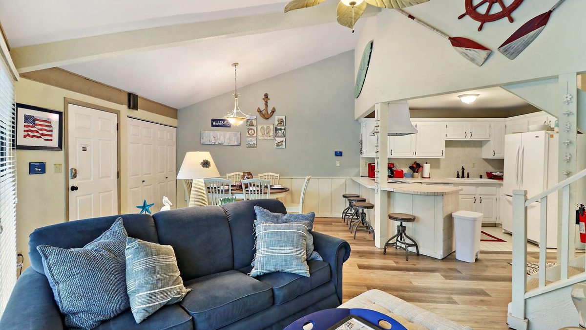 Fontana Condo | Abbey Springs Resort - Private Geneva Lake Beach - Pool - Golf Cart - TIKI BAR!