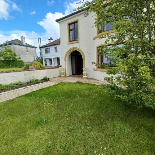 Abbeyfeale House | Abbeyfeale Home - Sleeps 6 - Convenient Location