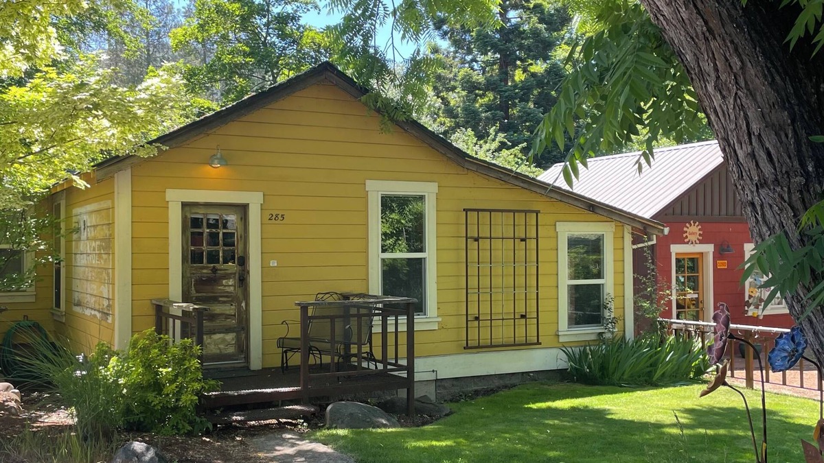 Historic Railroad District Cottage | ABBOTT'S COTTAGES- The Lark. 2 bedroom cottage, just two blocks to downtown