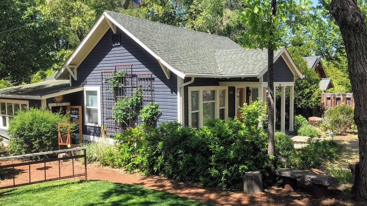 Historic Downtown District Cottage | Abbott's Cottages- The Raven. Two bedroom cottage just two blocks to downtown.