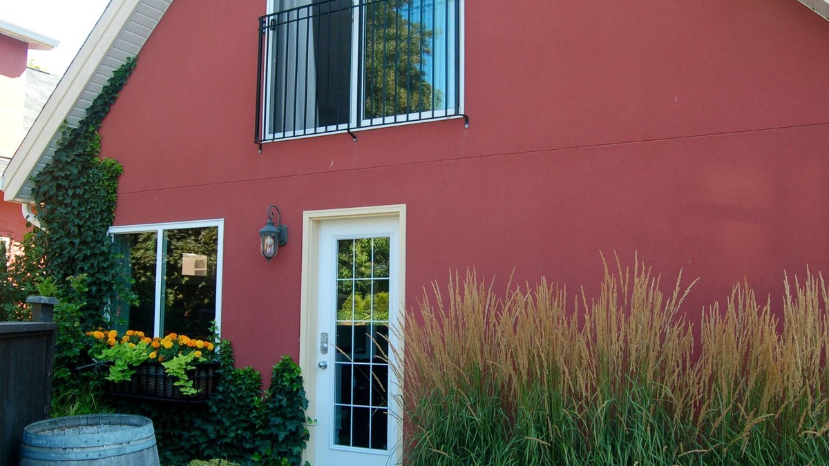 South Pandosy Cottage | Abbott Street Carriage House