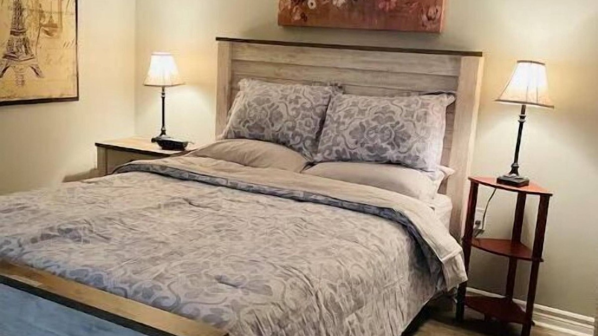 Bridgewater Apartment | ABBY’S APT Suite , 1 Queen Bed , 65” Curved TV,nn