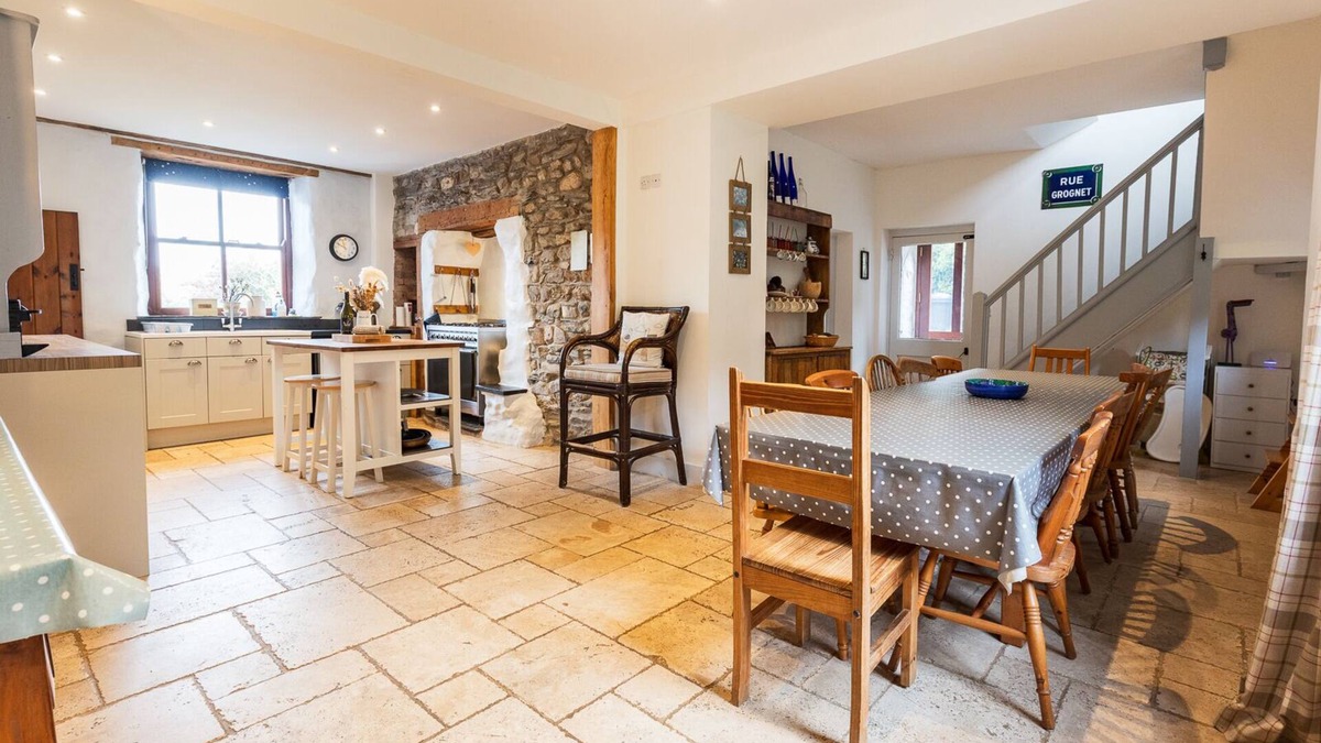 Newport House | Aberfforest House - 6 Bedroom House