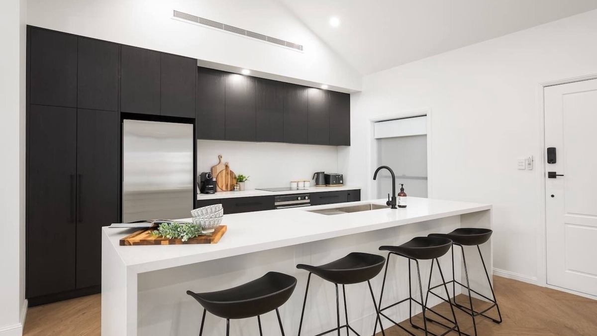 Mount Gambier House | Abode - Luxury Accommodation Central Mount Gambier - Free wifi - Park Views