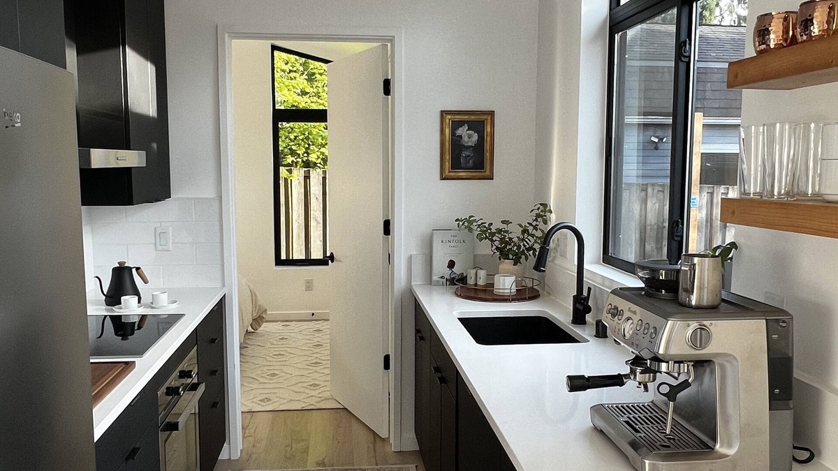 Licton Springs Cottage | Abodu Modern Cottage 2bd with hot tub - walkable to Greenlake
