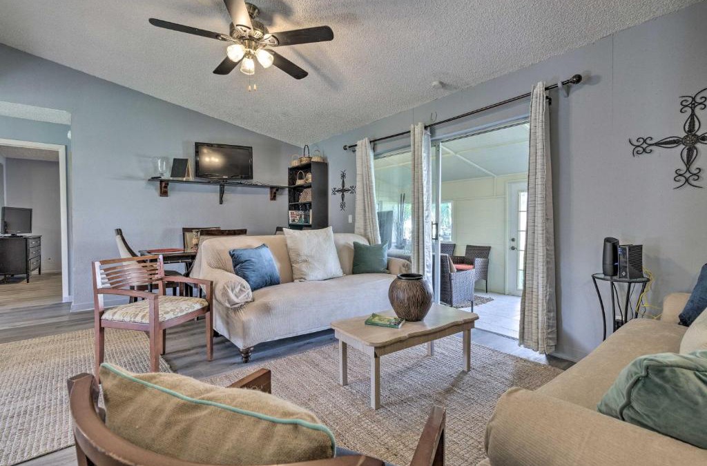 Pine Hills House | about 9 Mi to Universal Orlando Retreat with Sun Porch!