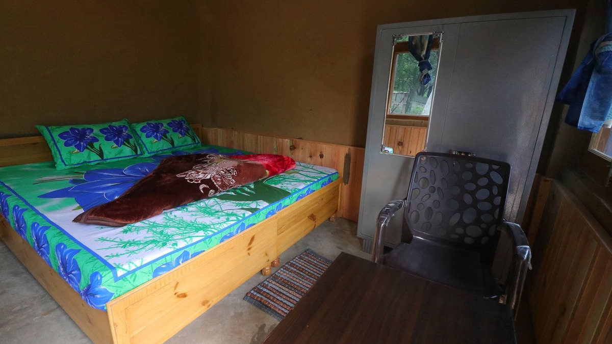 Gushaini House | ABOUT TIRTHAN HILL TOP HOMESTAY
