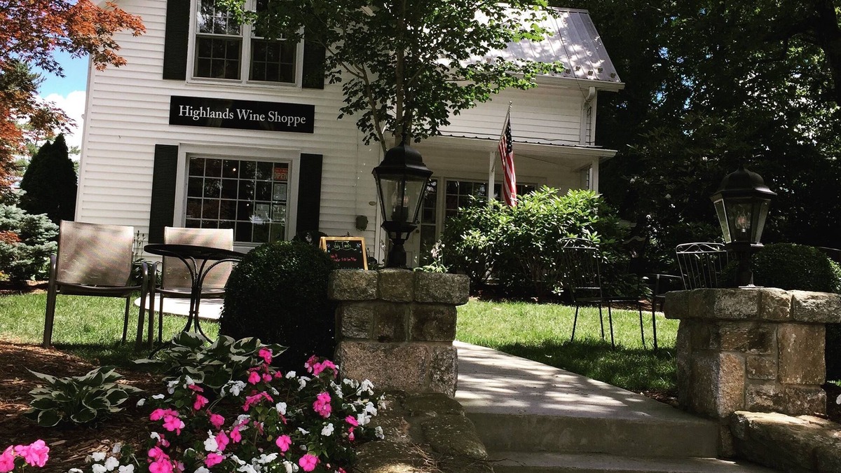 Highlands Apartment | Above a Wine Shoppe.Downtown Highlands!