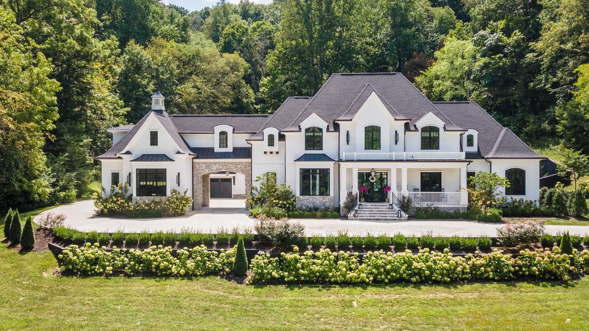 Franklin House | Above Nashville Beyond I Pool Slide & Spa I Putting GreenI GameroomI Services