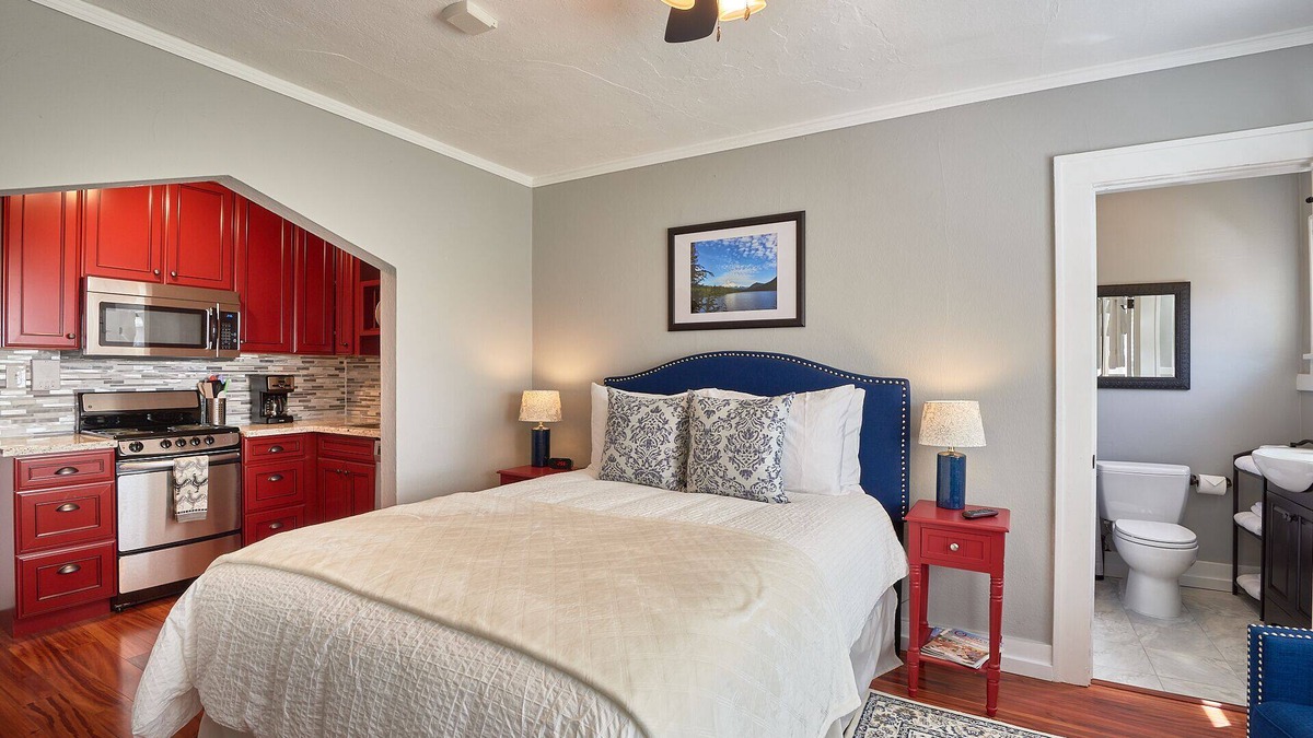 Newberg Apartment | Above the downtown scene stay at the Yamhill Flats: Suite 4