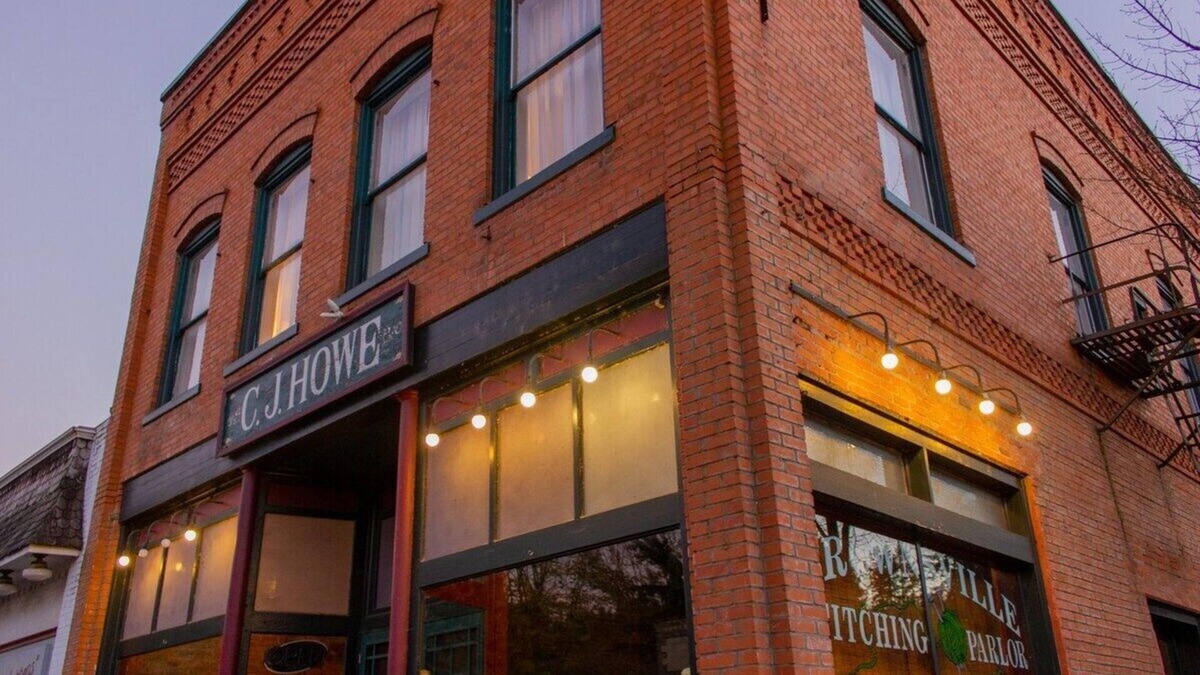 Brownsville Apartment | Above wine shop! Near OSU/UO! Walk to Park/River, Tiered $ for 2-12 & 3 King