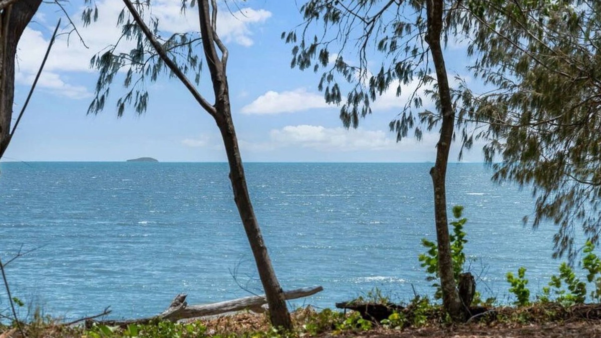 Bushland Beach House | Absolute beach front pool 5 bedrooms 2 living area outdoor entertainment area