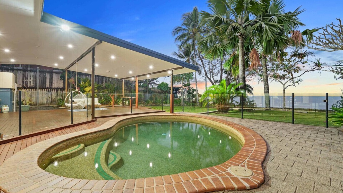 Holloways Beach House | Absolute Beachfront Family Retreat