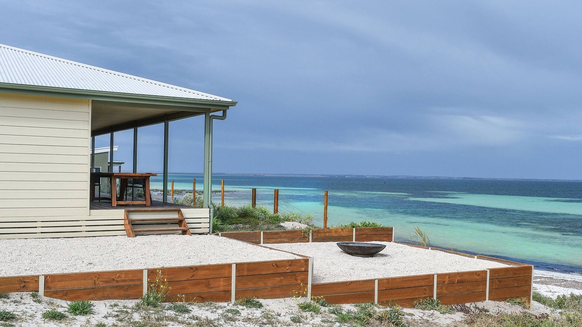 Moorowie House | ABSOLUTE BEACHFRONT AT HARDWICKE BAY