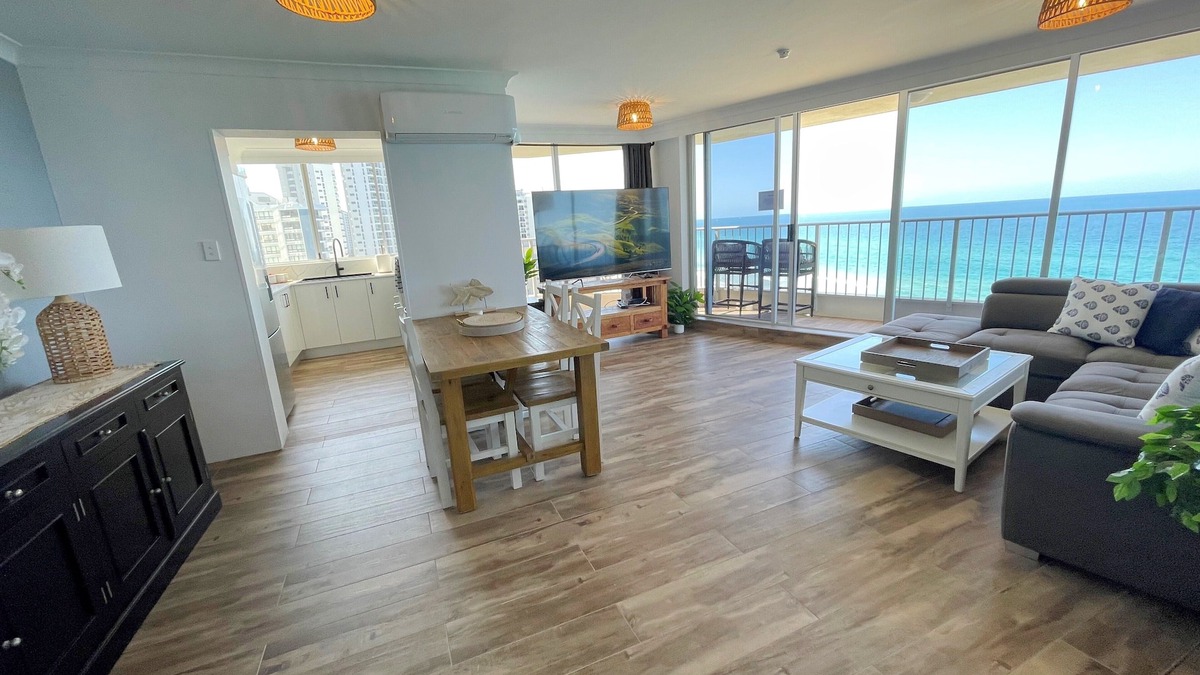Main Beach Apartment | Absolute Beachfront Luxury | Heated Pool + 75" TV