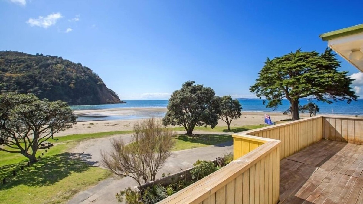 Waiwera House | Absolute Beachfront Holiday Home!