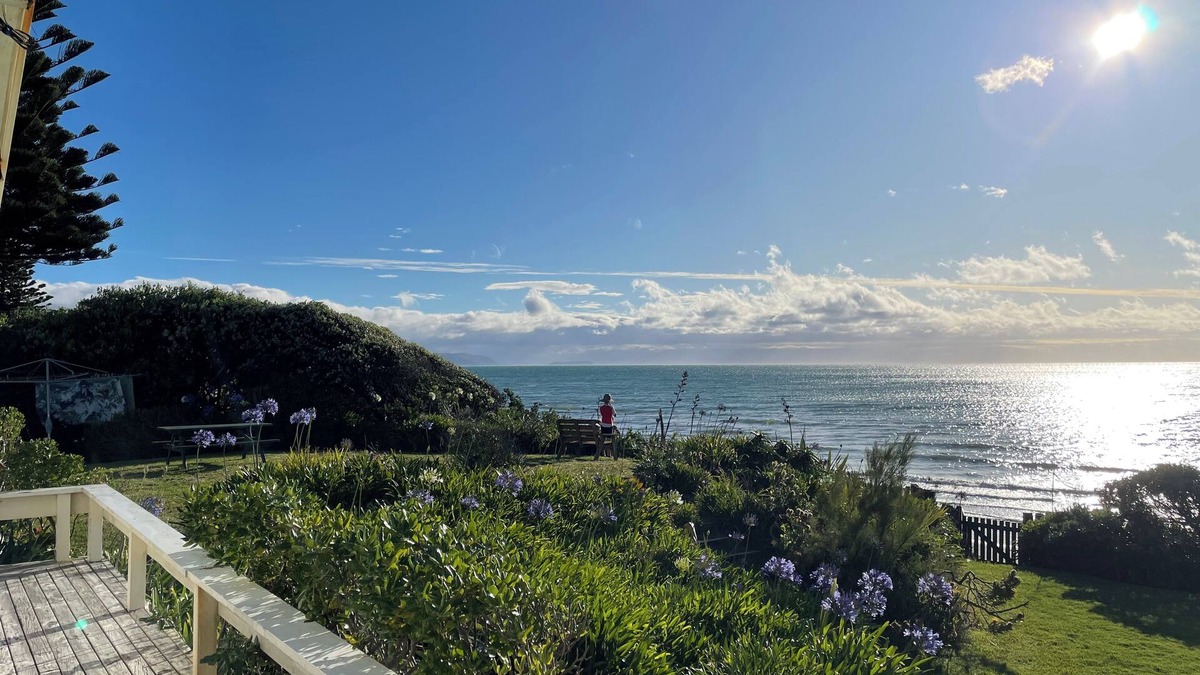Paraparaumu House | Absolute beachfront Raumati