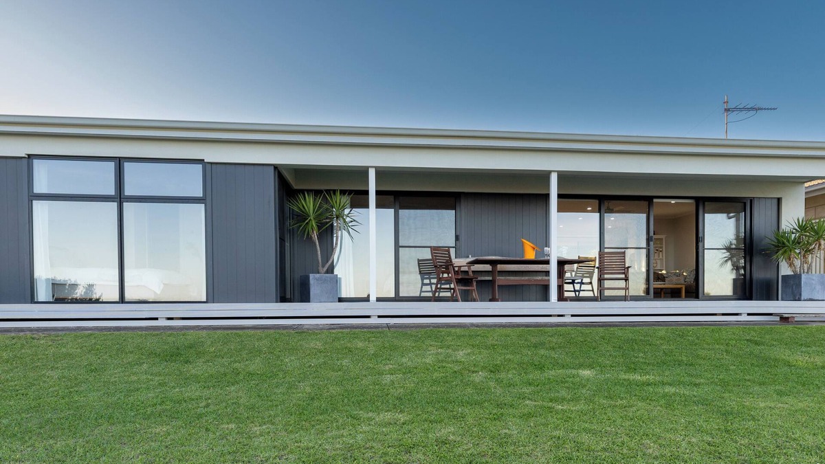 Melville House | ABSOLUTE BEACHFRONT - Smooth Sailing Yorke Peninsula