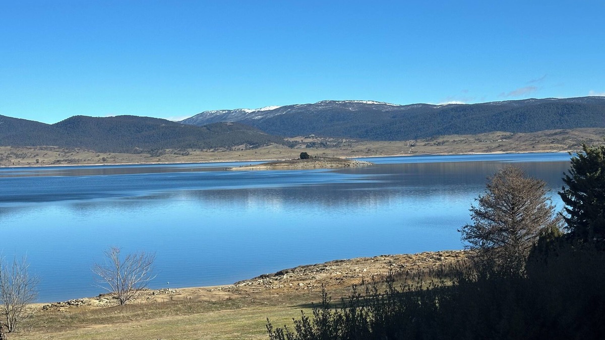 East Jindabyne Apartment | Absolute Lakefront Apartment with beautiful views of the snowy mountains