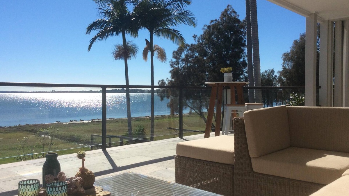Killarney Vale House | Absolute lakefront and minutes to beach- families, couples and small groups